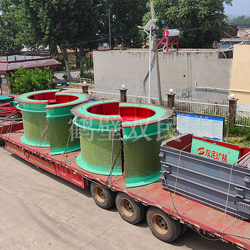 鑿井絞車廠家鶴壁雙民發往新疆的3米雙筒礦井提升機裝車出貨！